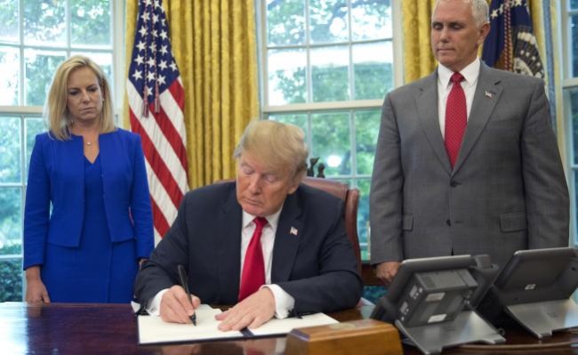 Firma Donald Trump decreto  para frenar separación de  familias migrantes