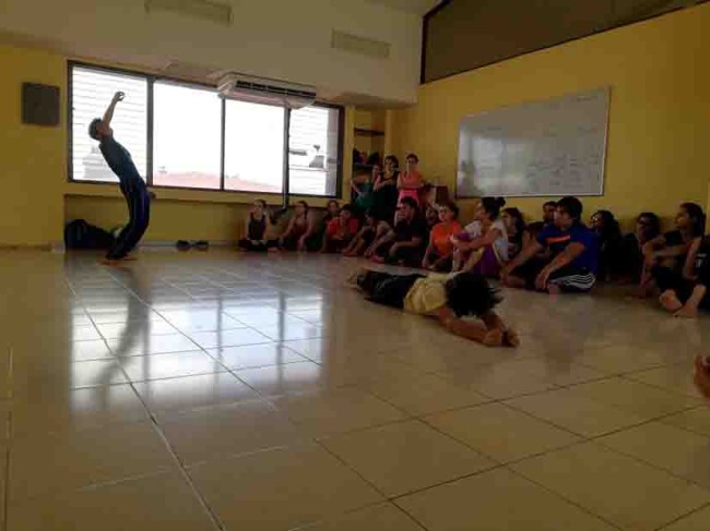 Enseñan a estudiantes a expresarse con el cuerpo