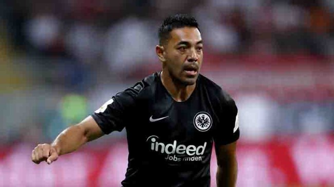 Marco Fabián a una  firma del Besiktas