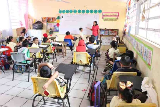 Regresan a clases 555 mil estudiantes