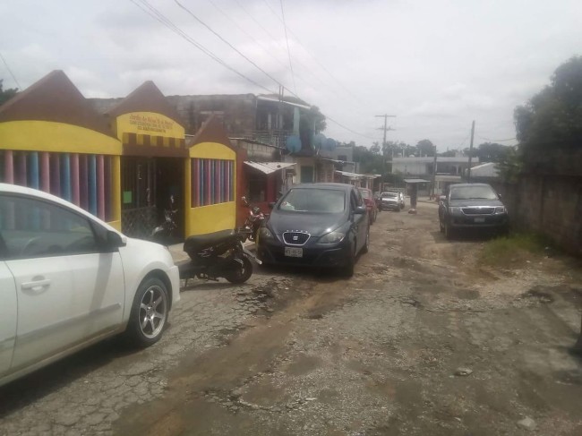 Calles destrozadas en colonias de Macuspana