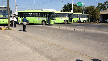 Se manifiestan transportistas y cierran Periférico