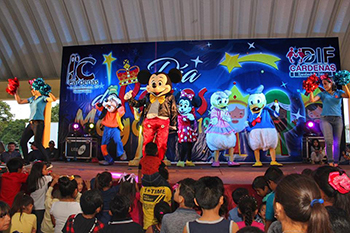 Disfrutan niños y adultos de el show de “Mickey Mouse”