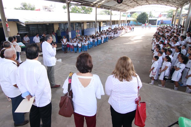 Acompaña el gobernador  Adán Augusto a alumnos  en reinicio de clases