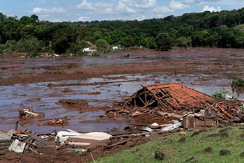 Suman 60 muertos por colapso de presa