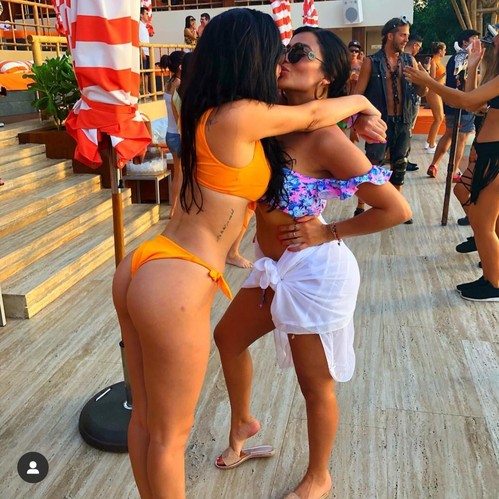 Brenda Zambrano en beso lésbico