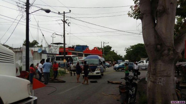 Bloquean carretera  La Isla; piden agua