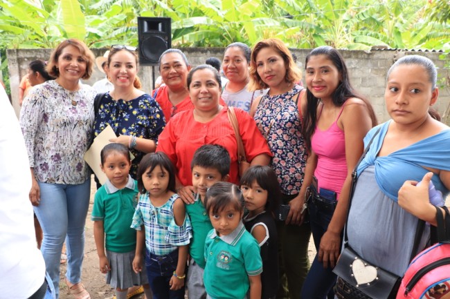 Reciben familias apoyos a viviendas