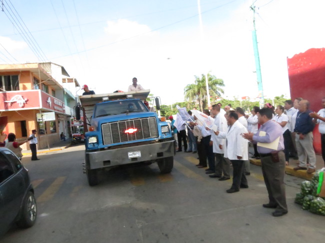 Fumigan contra el dengue y zika en Puerto Ceiba