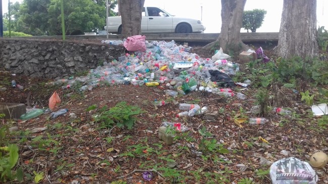 Tirán basura en áreas verdes de Macuspana