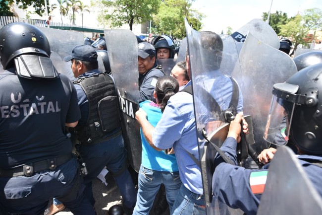 Desalojan a padres de familia  de avenida  Universidad