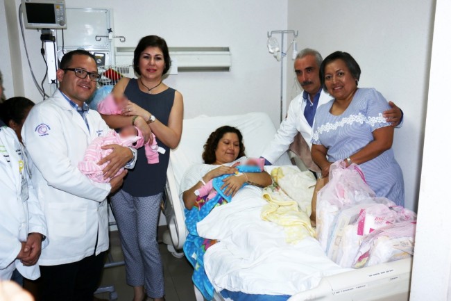 Visita presidenta del DIF a las trillizas que nacieron en Hospital de La Mujer
