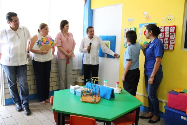 Visita presidenta del DIF el Centro de Atención Múltiple