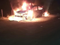 Ladrones queman un taxi