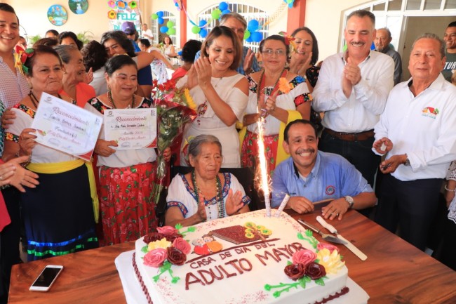 Lleva Lorena Méndez alegría a los abuelos