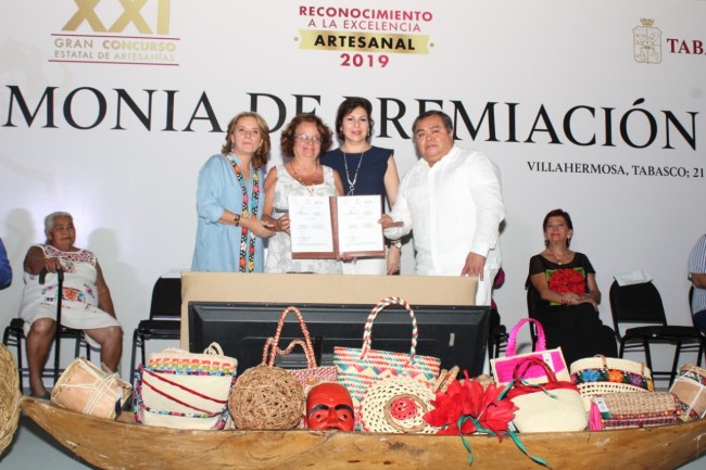 Atestigua Dea Isabel Estrada ceremonia de premiación del  Concurso Estatal de Artesanías