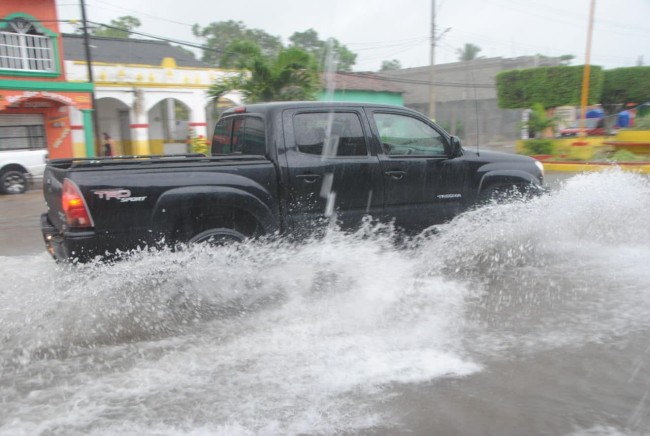 Se inundan las calles en Jalpa