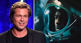 Brad Pitt platica con  astronauta de la NASA