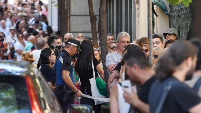 Camilo Sesto fue despedido  entre lágrimas y flores