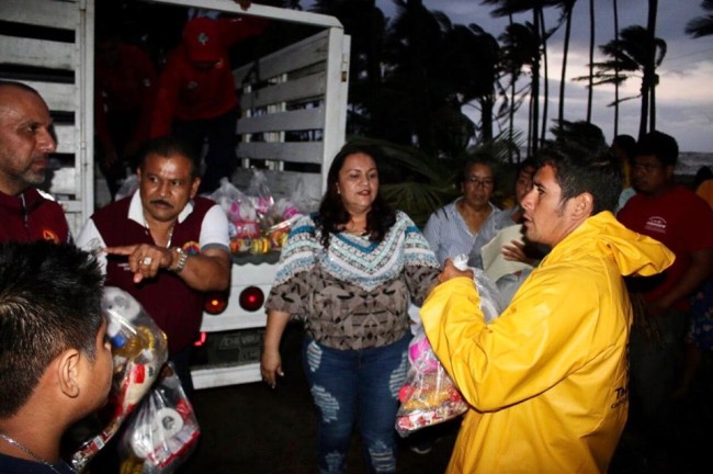 Llevan apoyos a la Costa Chica