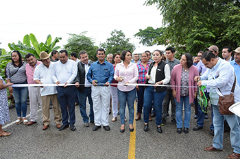 Cumple Pemex y entrega carretera pavimentada