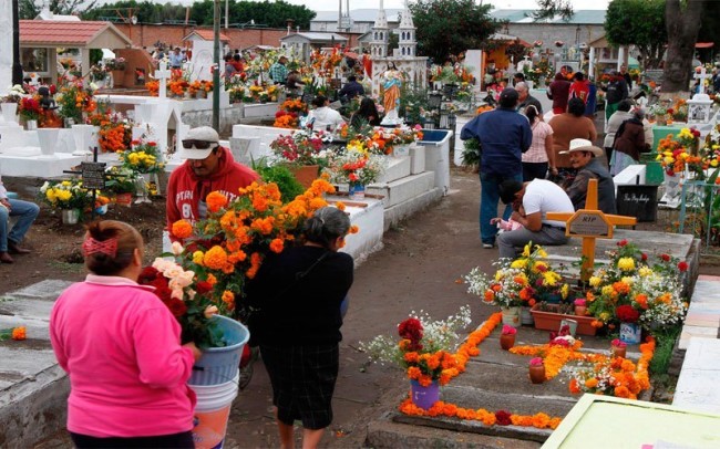 Abarrotan ciudadanos los cementerios en  el ‘Día de Muertos’