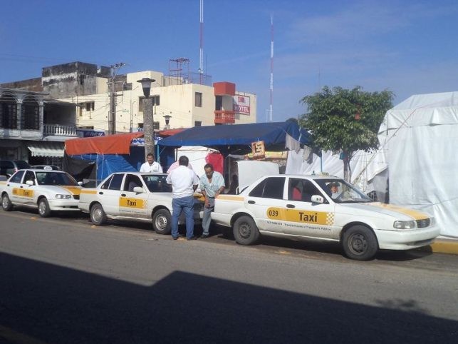 Taxistas suben tarifa sin avisar