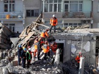 Rescatan a más sobrevivientes del terremoto