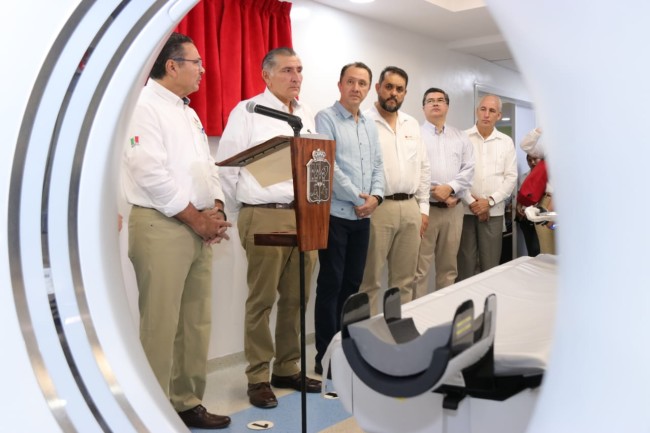 Entrega Romero Oropeza nuevo tomógrafo al hospital Rovirosa