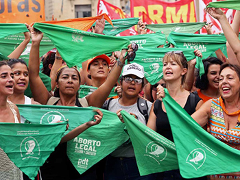 Mujeres se movilizan en  Argentina por aborto legal