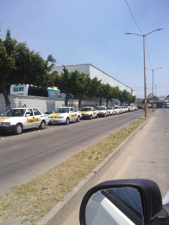 Baja servicio de taxis en un 50%