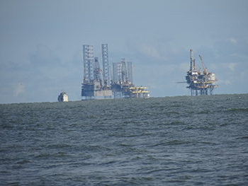 Retiran a obreros de plataformas marinas