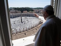 Bendice el Papa a los feligreses en San Pedro