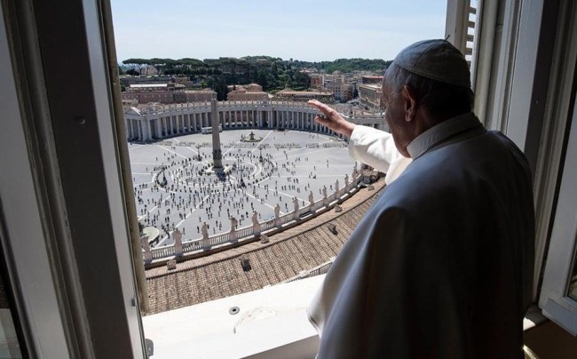 Bendice el Papa a los feligreses en San Pedro