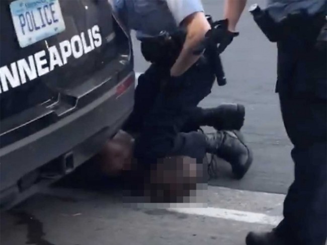 Policía aplasta cuello de afroamericano y lo mata
