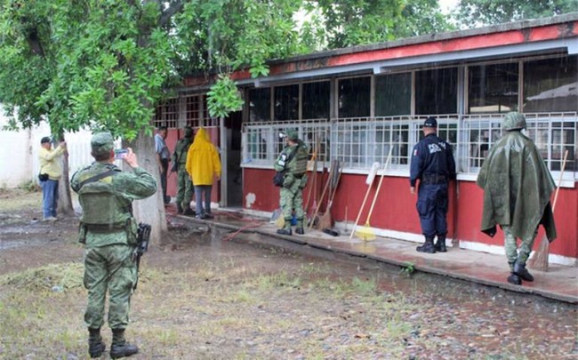 Mueven familias a los albergues de Paraíso