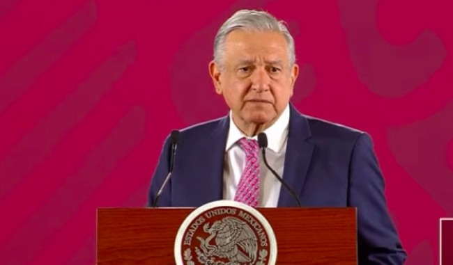 Obrador llama al diálogo a  propietario de Santa Lucía