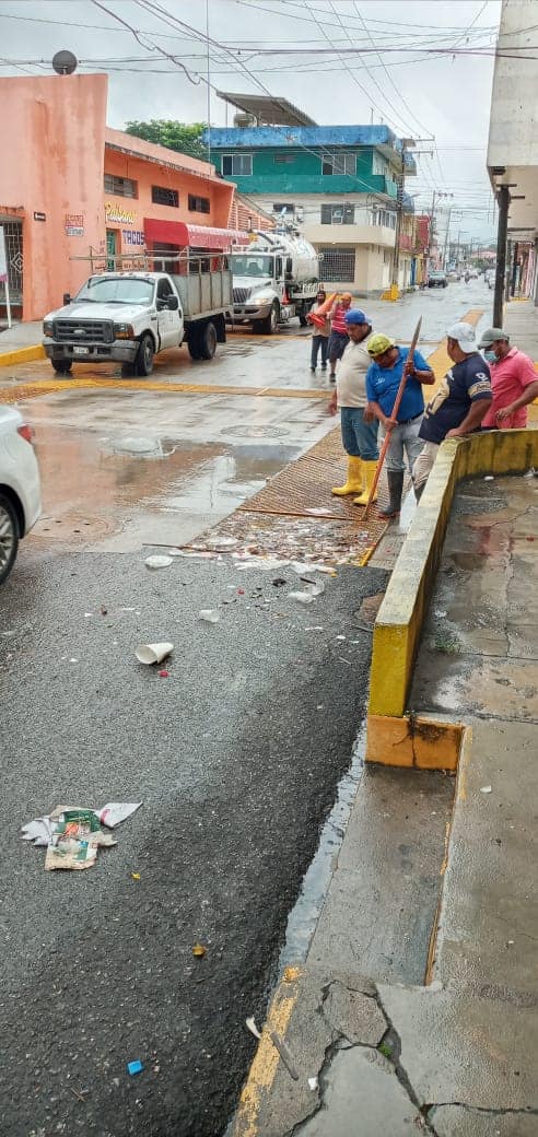 Lluvias y basura  inundan las calles