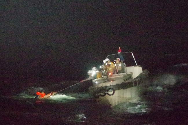 Se hunde barco con personas y ganado