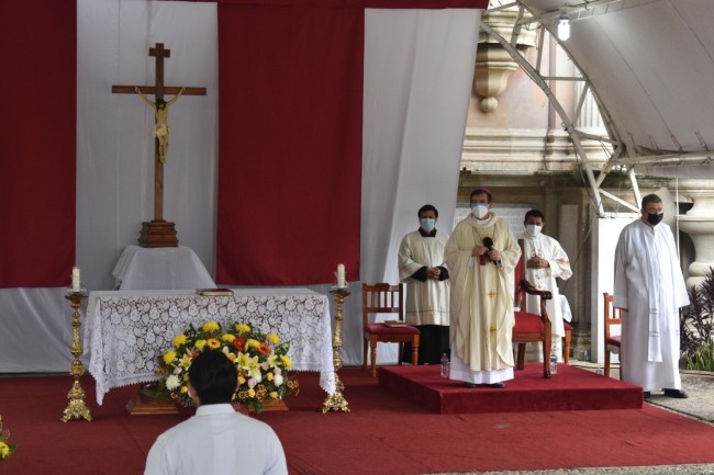 Celebra Obispo la Misa Crismal en la Catedral; reabren iglesias sus puertas