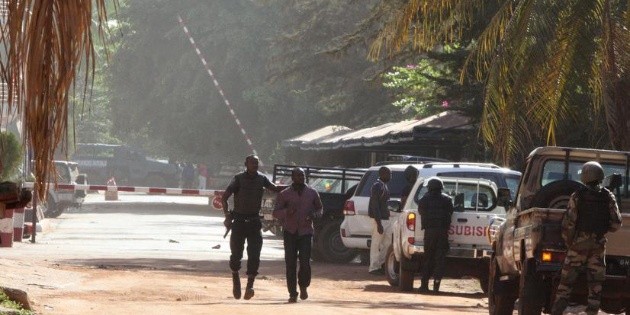 Terroristas atacan un autobús, 14 muertos