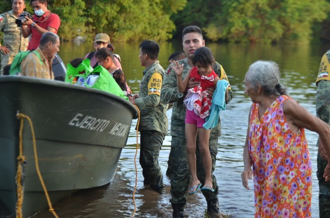 Rescatan a familias  río abajo del Tulijá