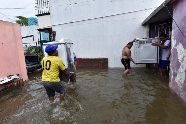 Anuncia AMLO ayuda para  80 mil familias damnificadas