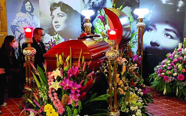Pepe Aguilar se despide  de su madre Flor Silvestre en emotivo funeral