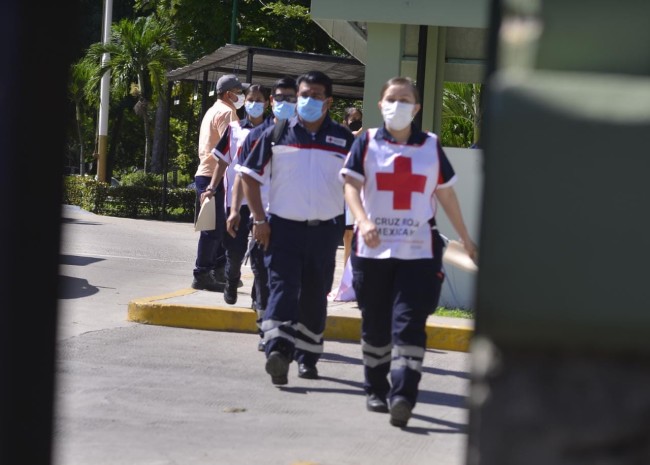 Vacunan a personal de la Cruz Roja