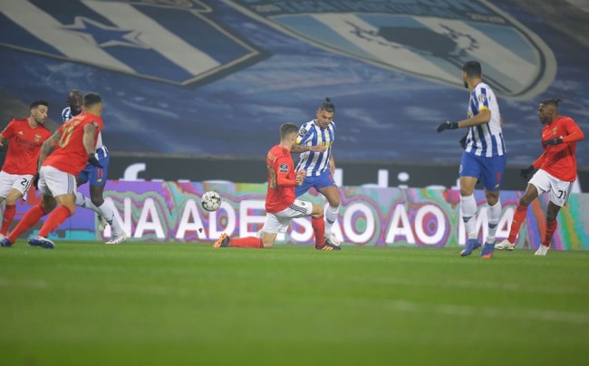 Porto y el ‘Tecatito’ rescatan empate