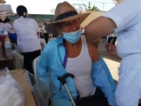 Acuden cientos de adultos  mayores de Jalapa a vacunarse