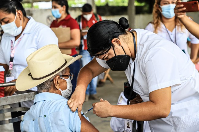 Aplican en Jalapa segunda dosis de vacuna anticovid