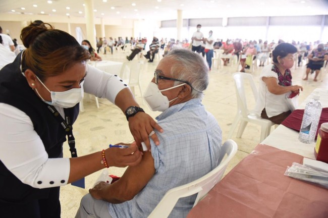 Aplican segunda dosis anticovid en Zapata