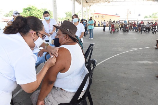 Inicia vacunación para las personas de 50 a 59 años, en las zonas rurales